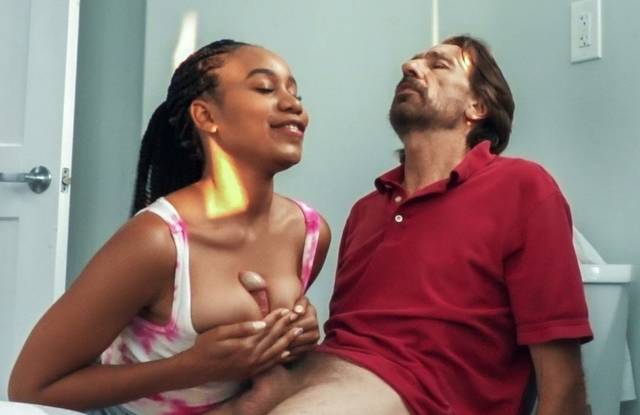 Юная темнокожая онанистка не прочь большого зрелого члена