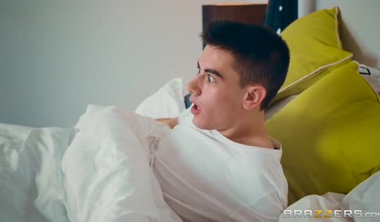 Обнаружив в постели сына телочку, мама тоже сняла трусы