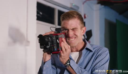 Фотомодель обозналась и потрахалась с работягой