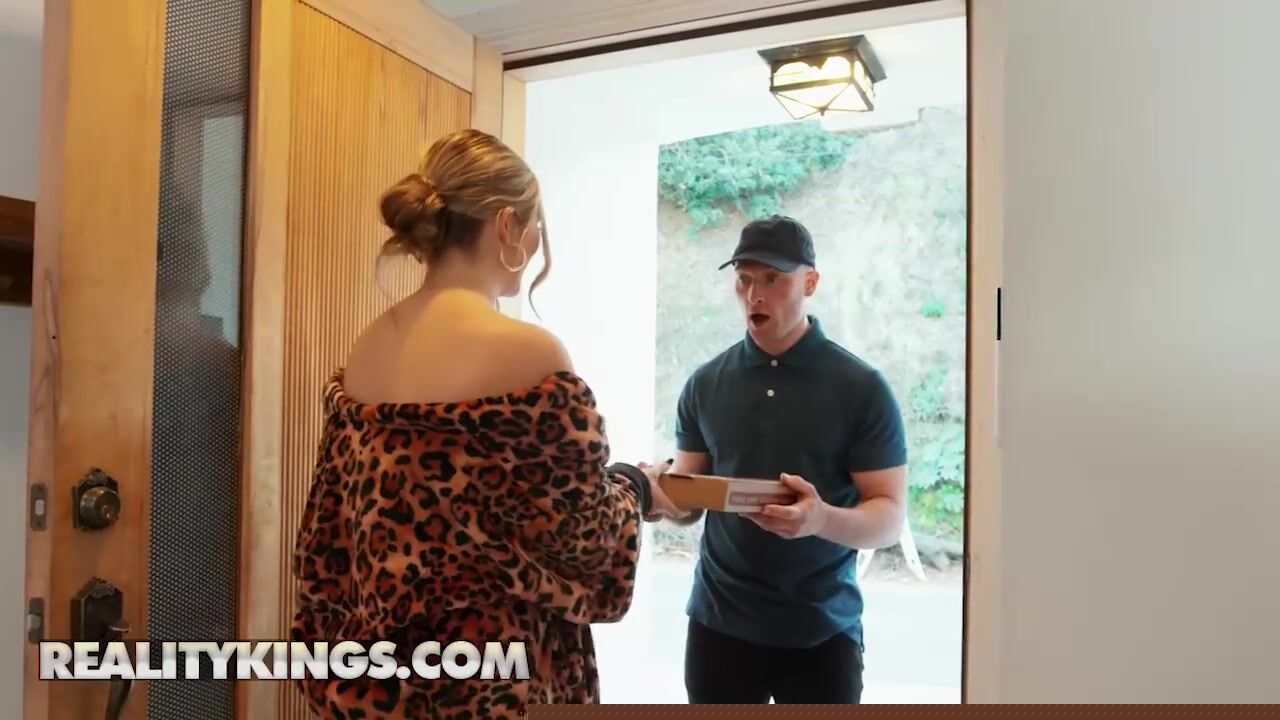 Фигуристая блонда-блогер устроила перепихон с доставщиком пиццы