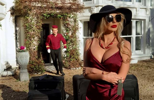 Невинный консьерж попал под горячую руку роскошной дамы